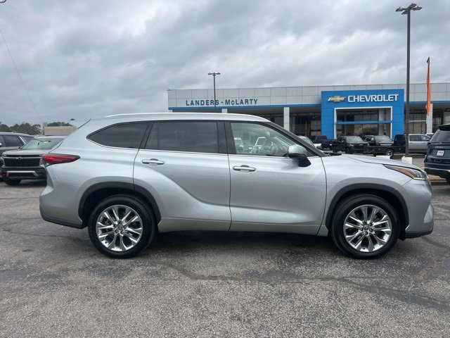 Used 2023 Toyota Highlander Limited image 2