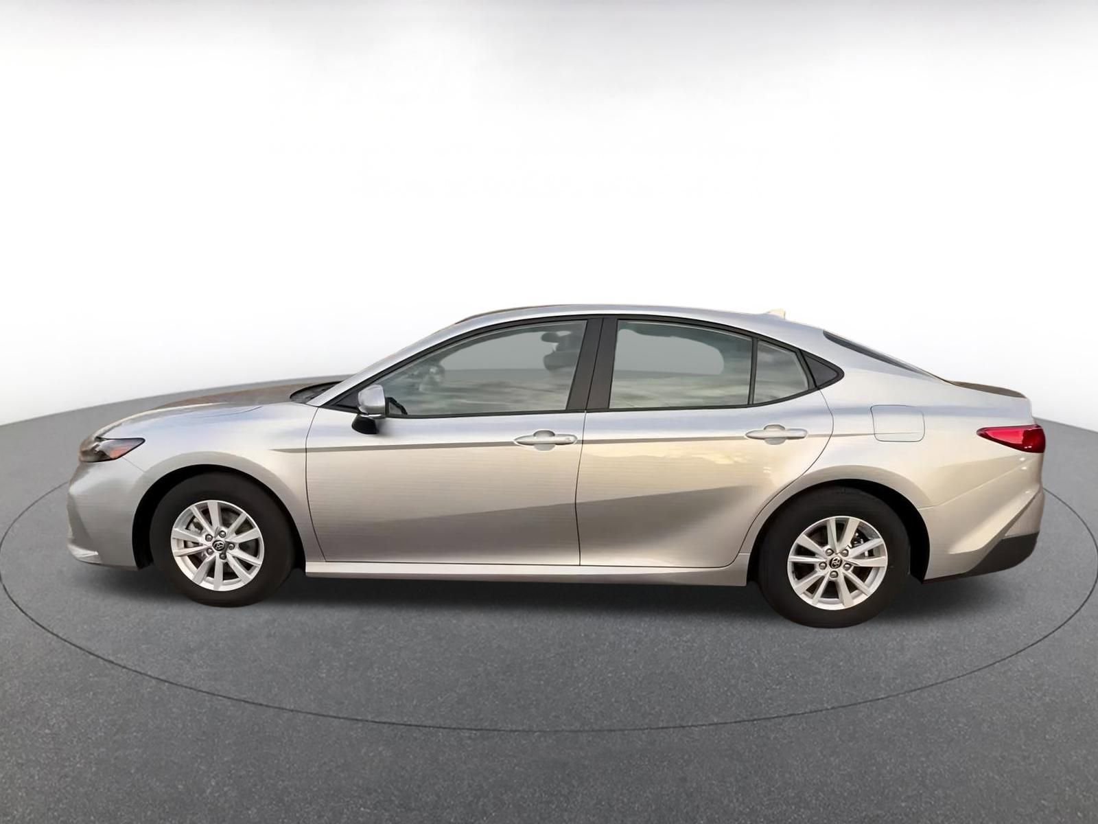 Used 2025 Toyota Camry LE image 9