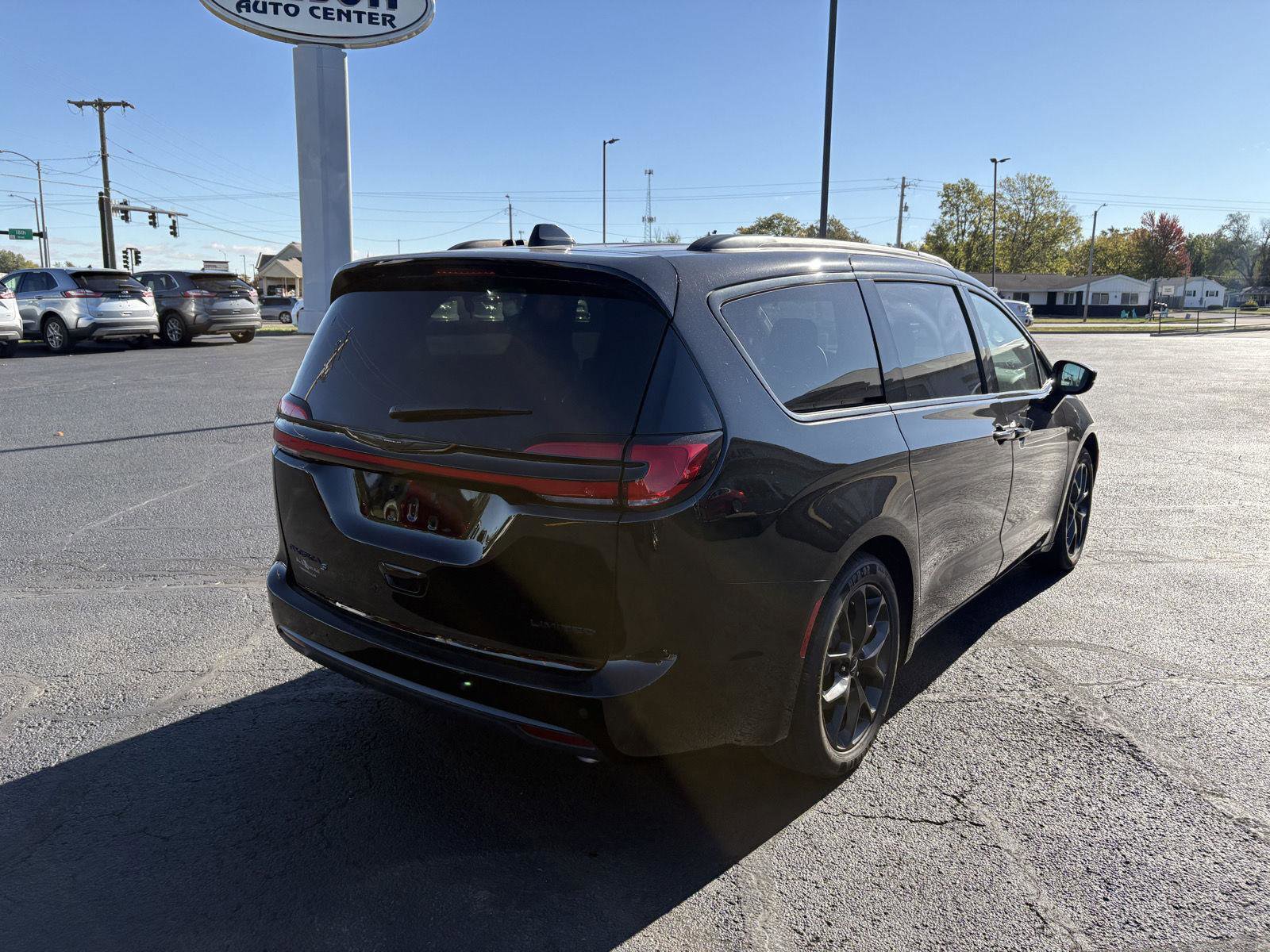 Used 2025 Chrysler Pacifica Limited image 26