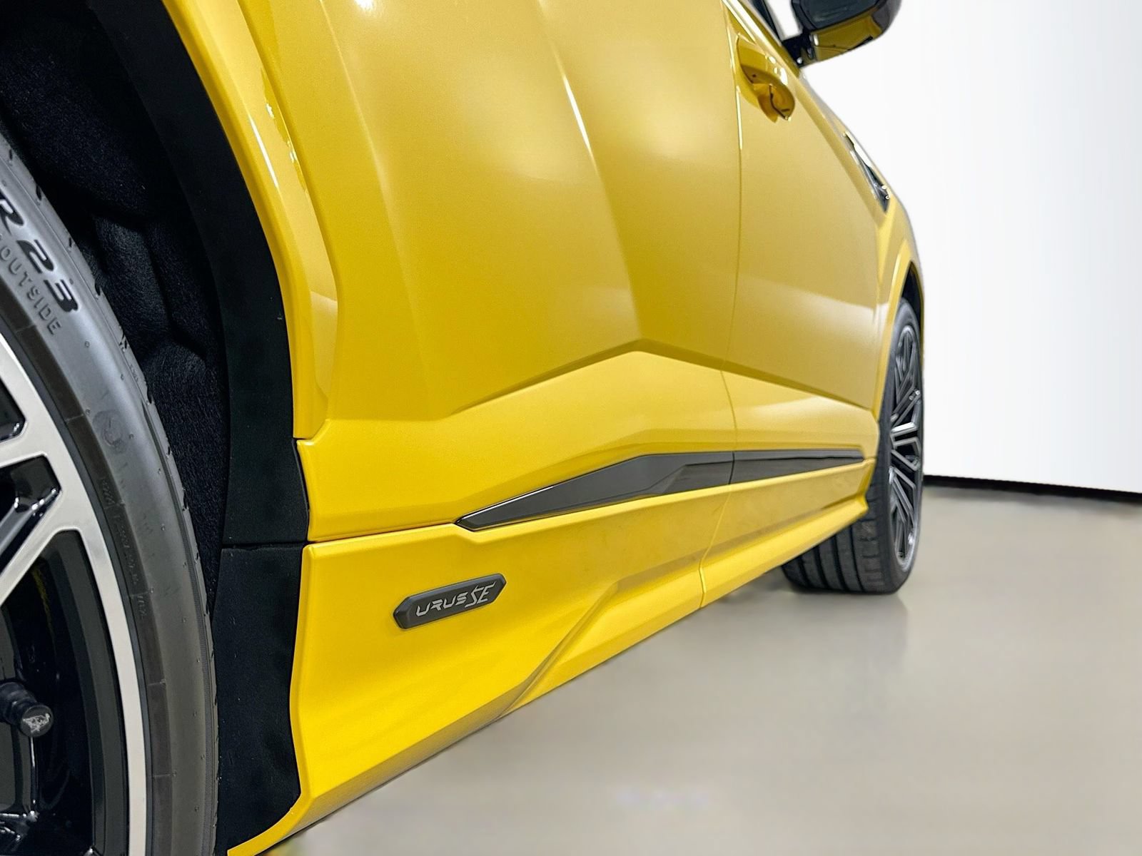 Used 2025 Lamborghini Urus SE AWD/4WD image 67