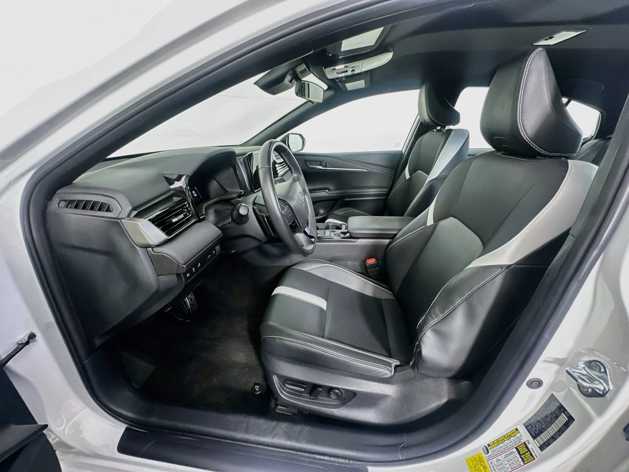 Used 2025 Toyota Camry SE FWD image 13