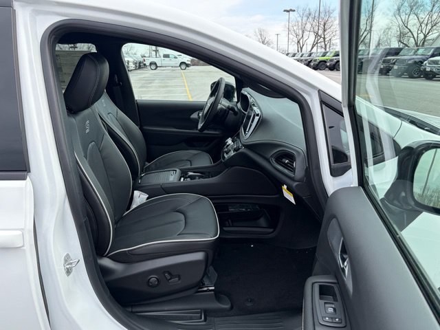 New 2026 Chrysler Pacifica Limited w/ S Appearance Package FWD image 28