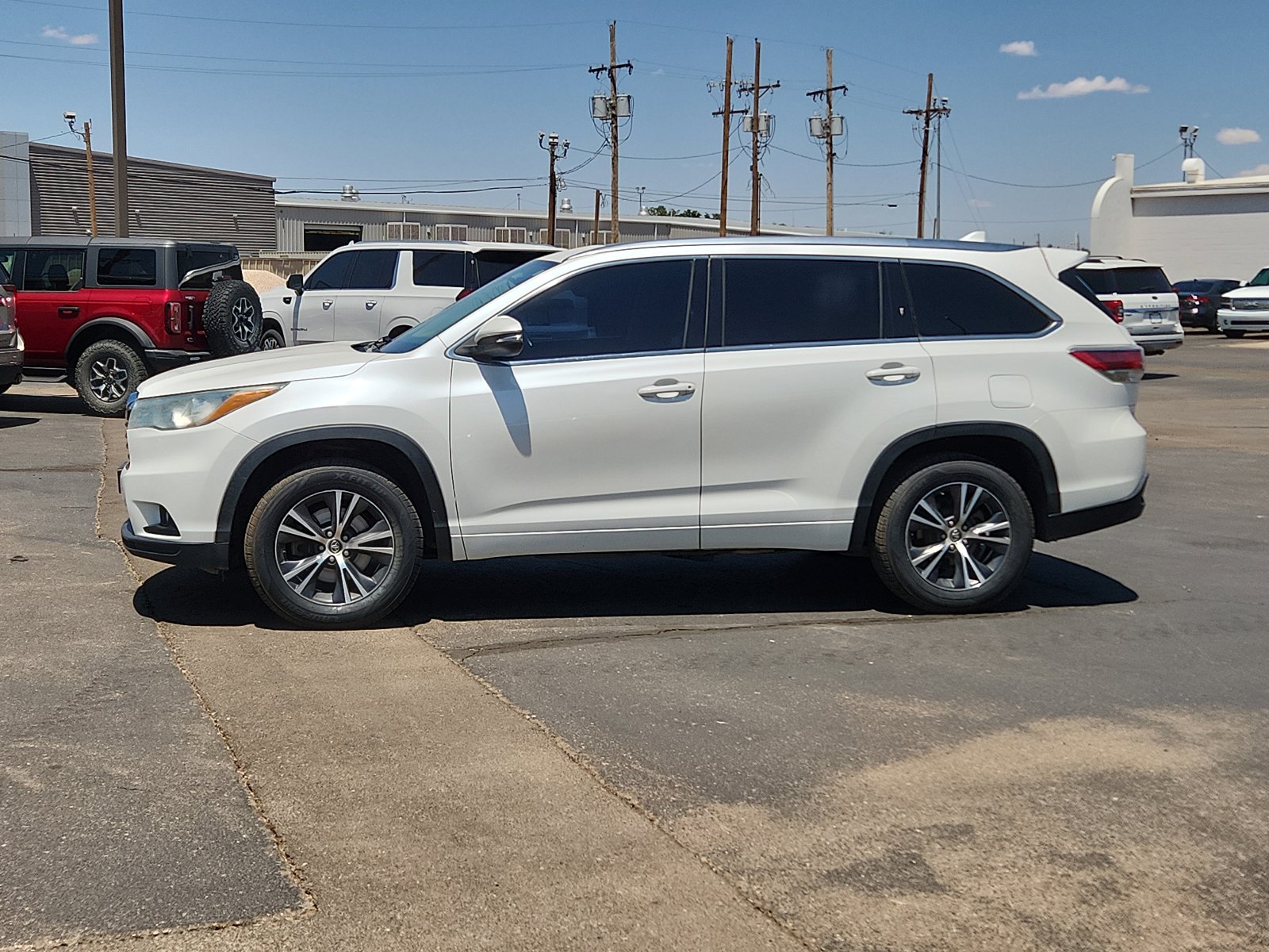 Used 2016 Toyota Highlander XLE FWD image 2