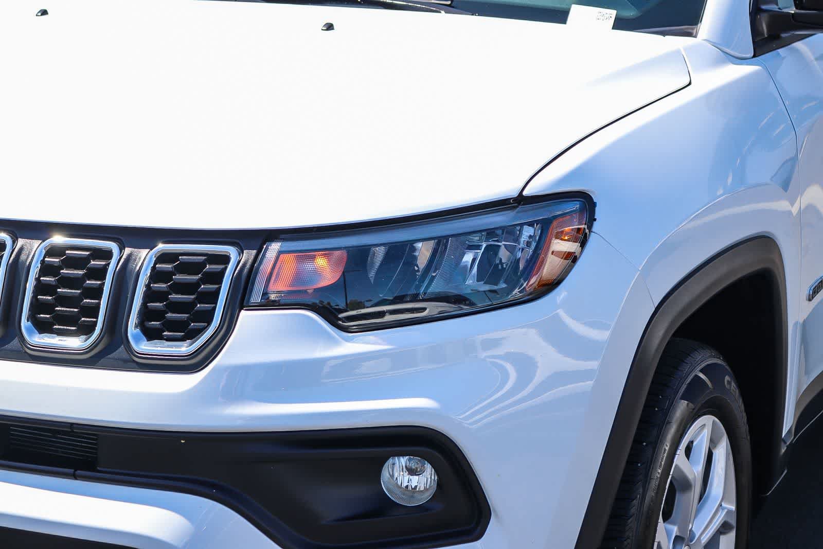 Used 2024 Jeep Compass Latitude AWD/4WD image 8