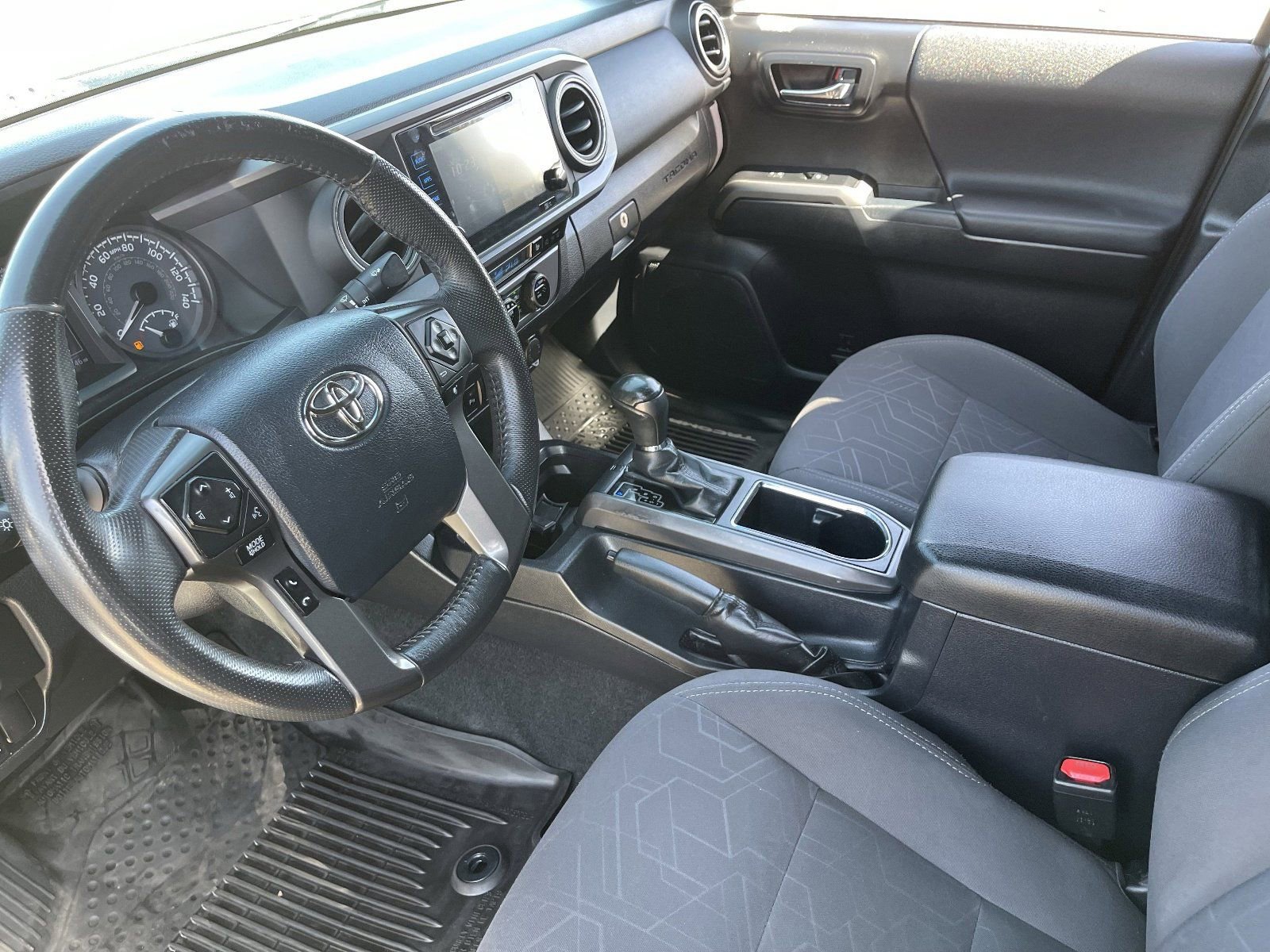 Used 2017 Toyota Tacoma TRD Off-Road w/ Premium & Technology Package AWD/4WD image 19