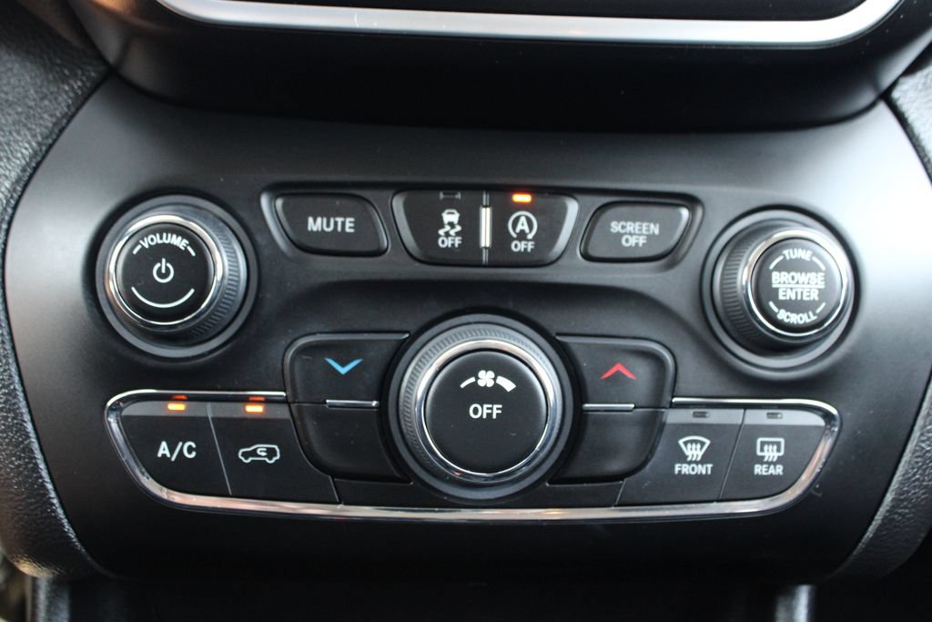 Used 2020 Jeep Cherokee Latitude Plus AWD/4WD image 35