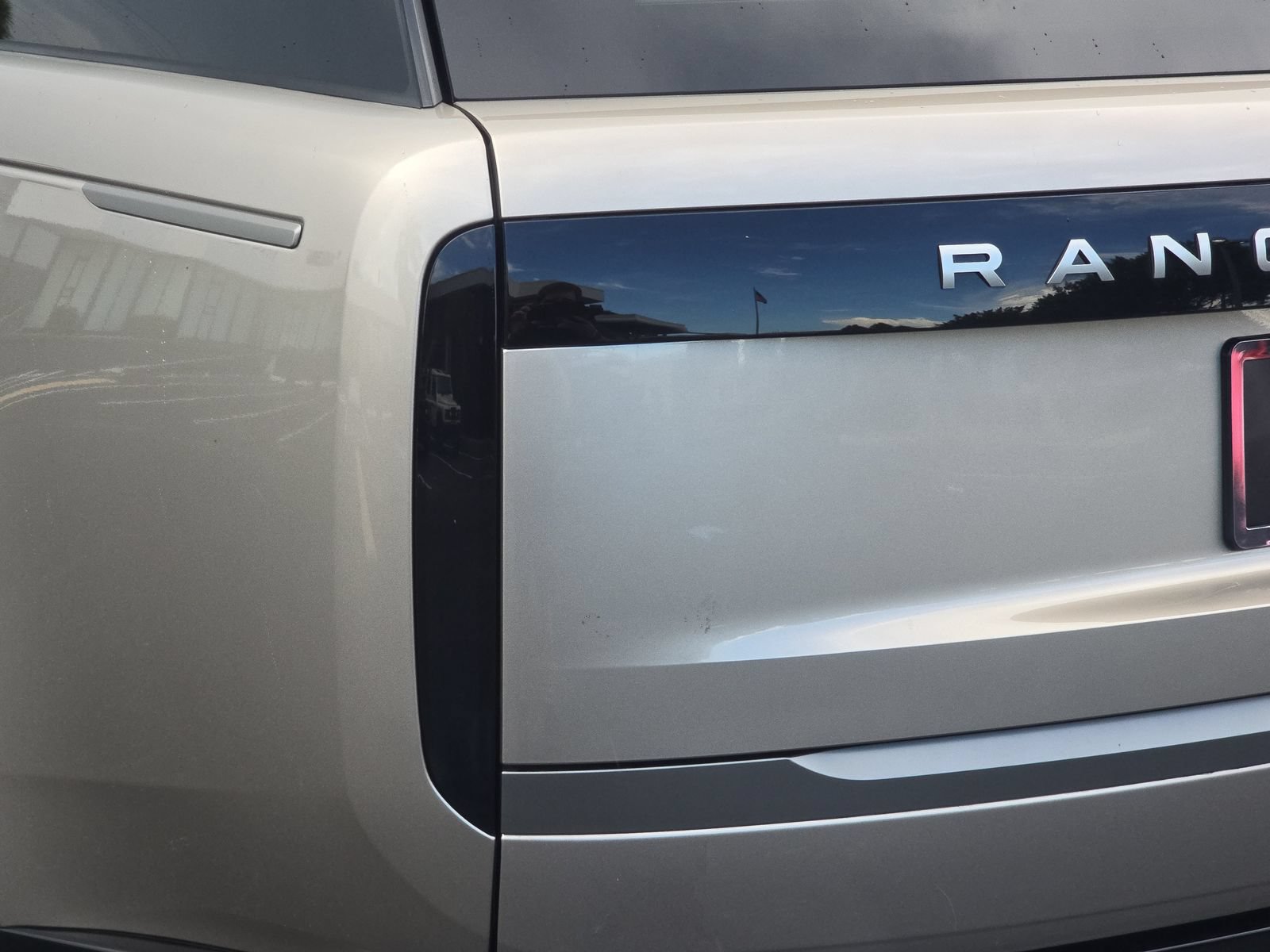 Used 2025 Land Rover Range Rover SE AWD/4WD image 16