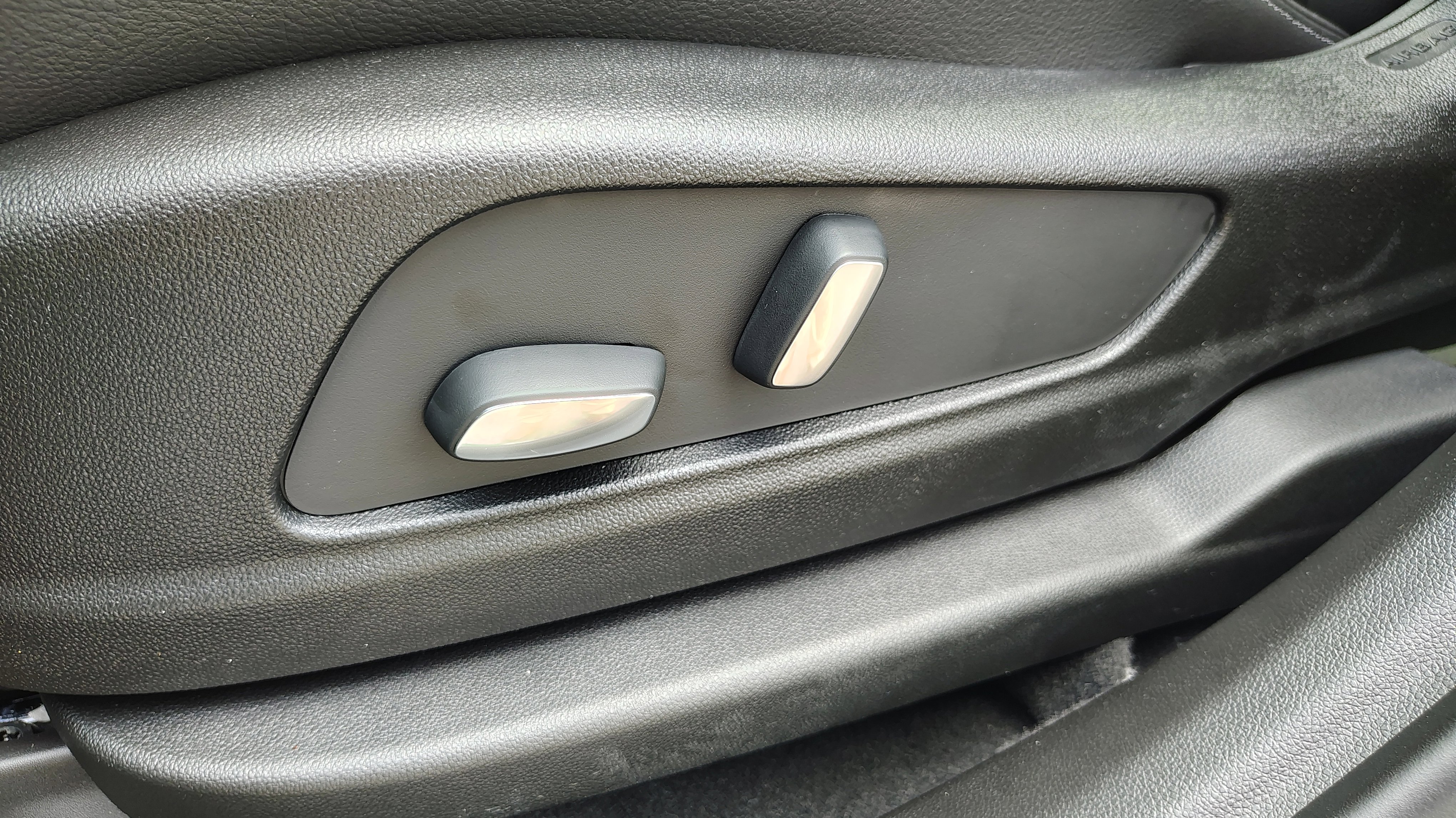 New 2025 Cadillac XT6 Luxury image 17