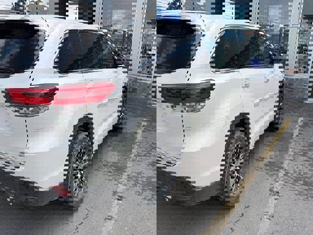 Used 2018 Toyota Highlander LE w/ Protection Package #3 AWD/4WD image 9