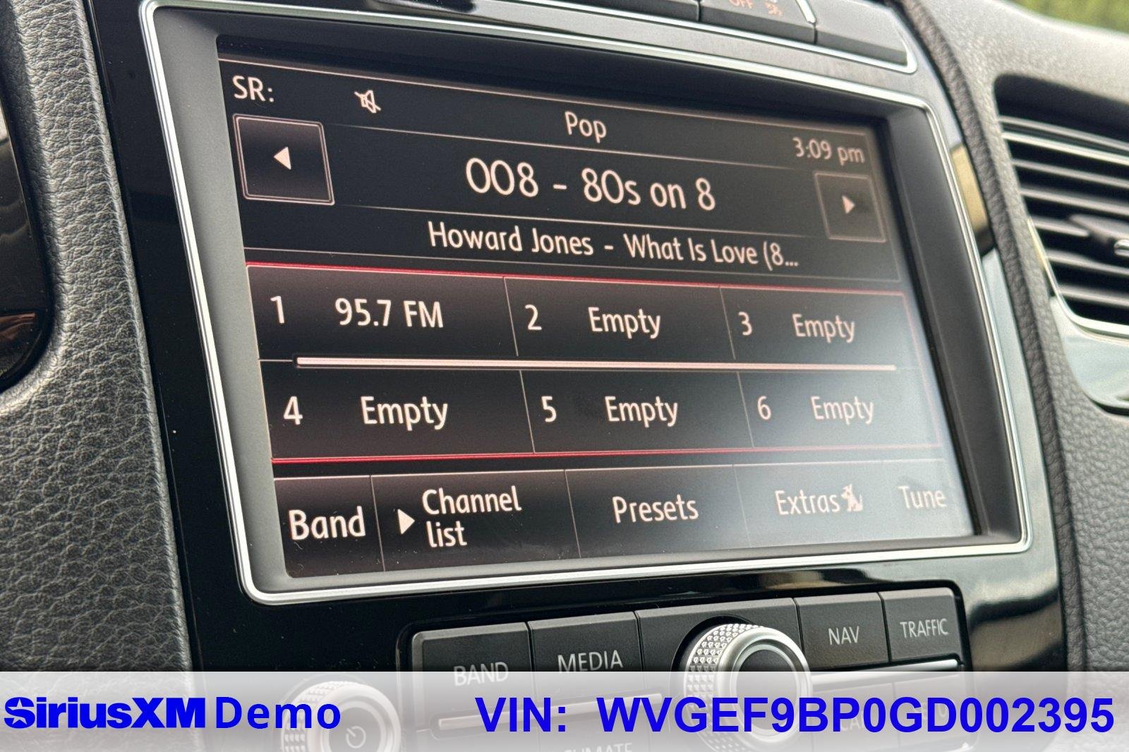 Used 2016 Volkswagen Touareg VR6 image 30