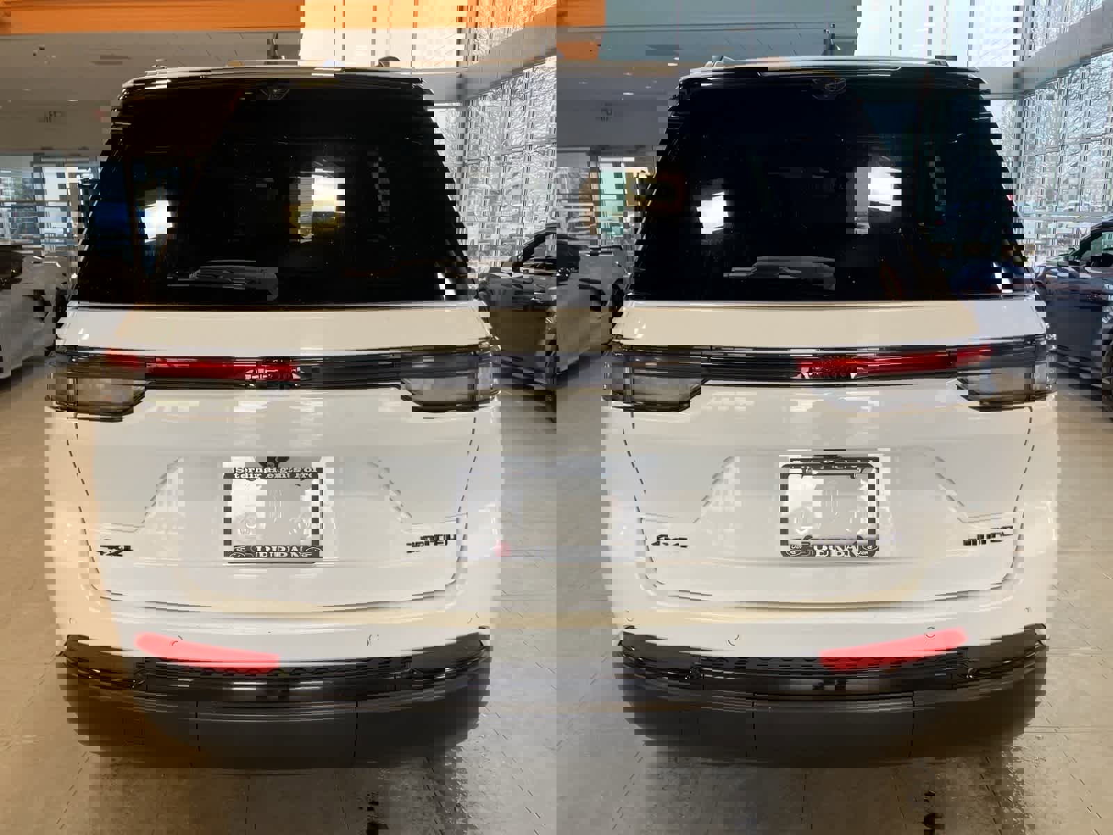 Used 2023 Jeep Grand Cherokee Limited w/ Luxury Tech Group II image 6