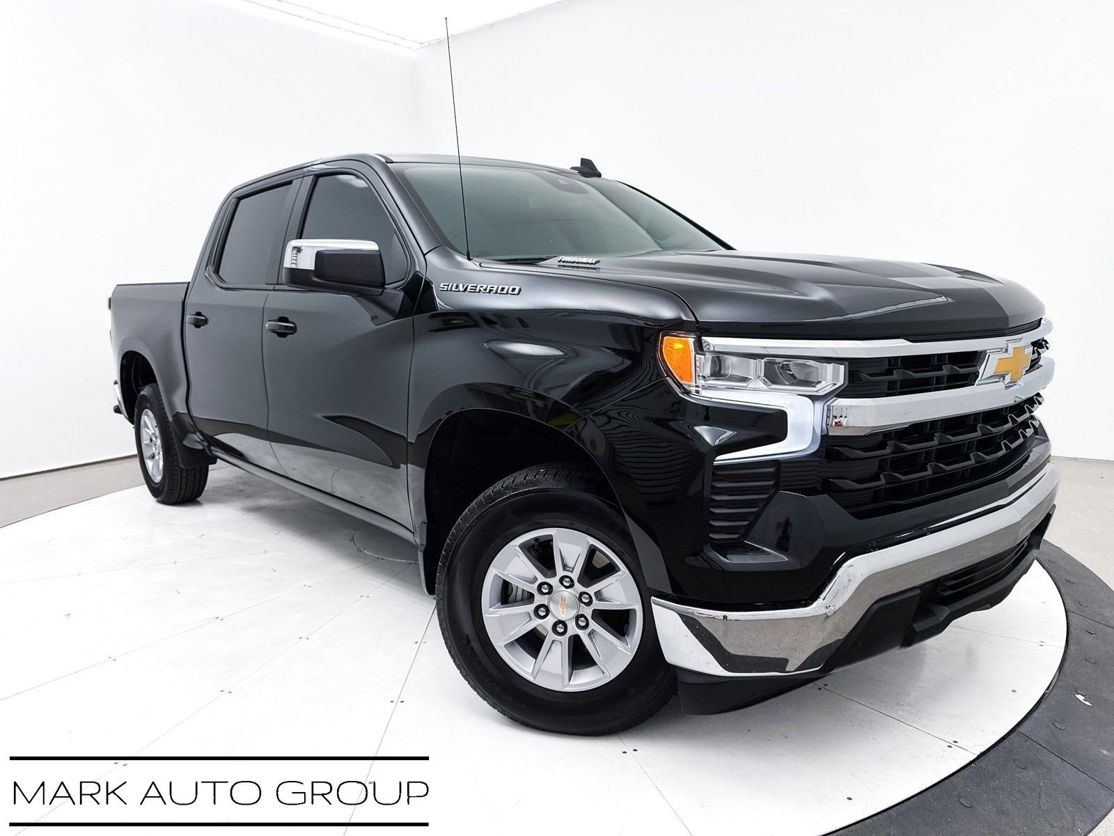 Used 2025 Chevrolet Silverado 1500 LT w/ Convenience Package II image 1