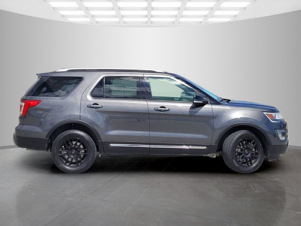 Used 2017 Ford Explorer XLT w/ Equipment Group 202A AWD/4WD image 4
