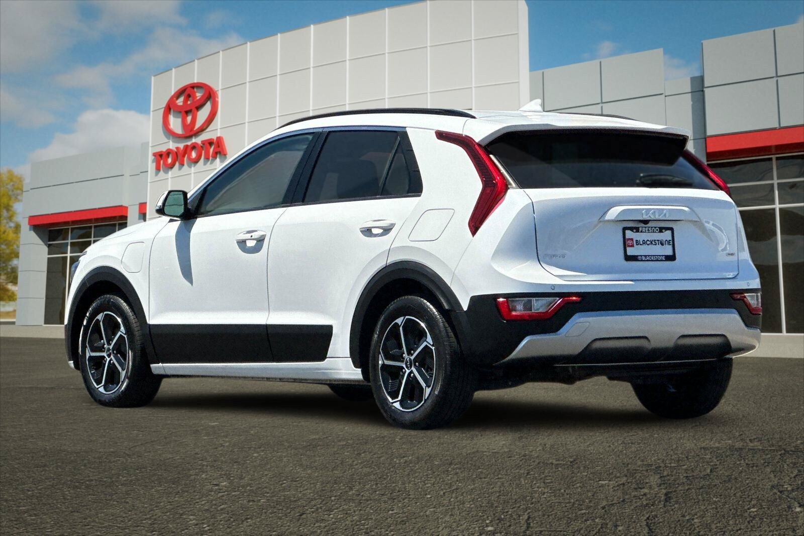 Used 2023 Kia Niro EX w/ EX Cold Weather Package FWD image 5