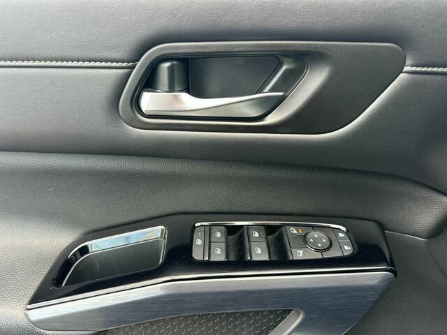 Used 2023 Nissan Pathfinder SL FWD image 11