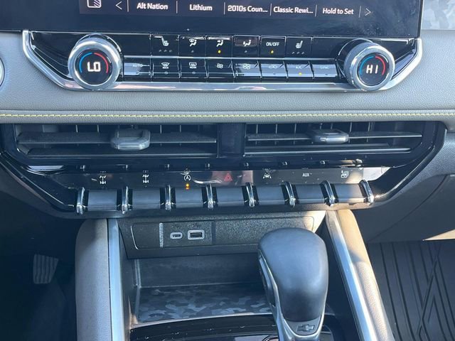 Used 2024 Chevrolet Colorado ZR2 w/ Technology Package AWD/4WD image 33