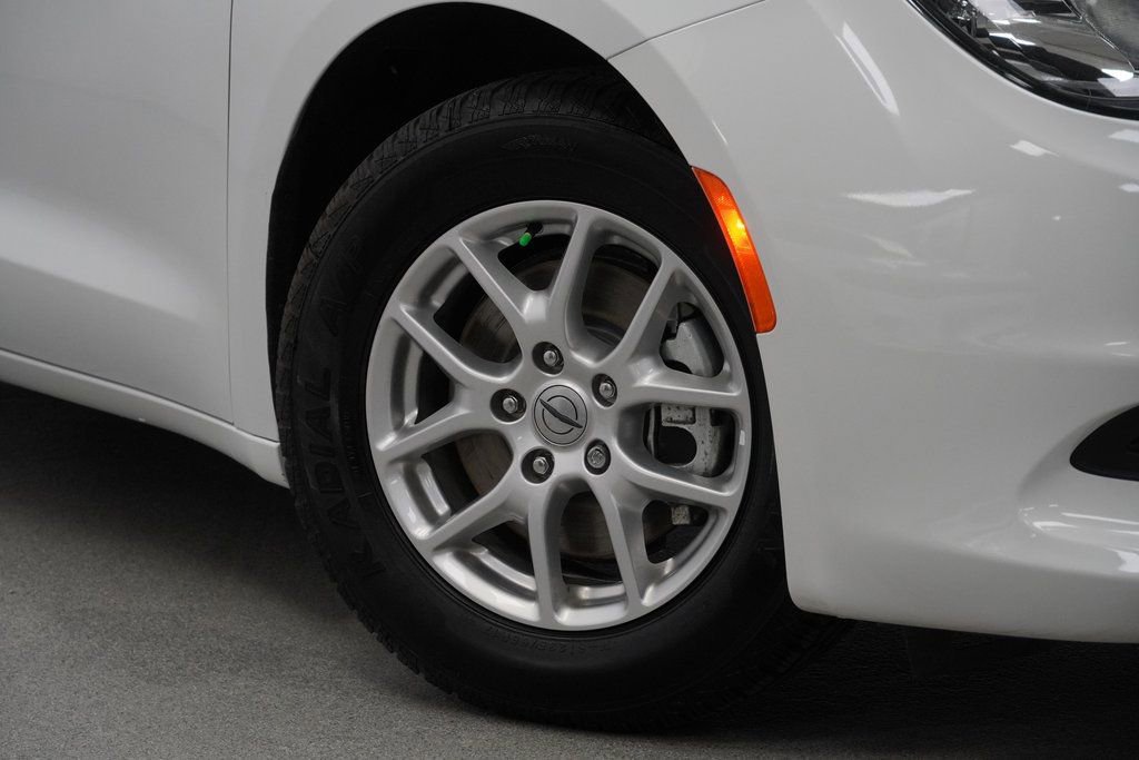 Used 2023 Chrysler Voyager LX video 4