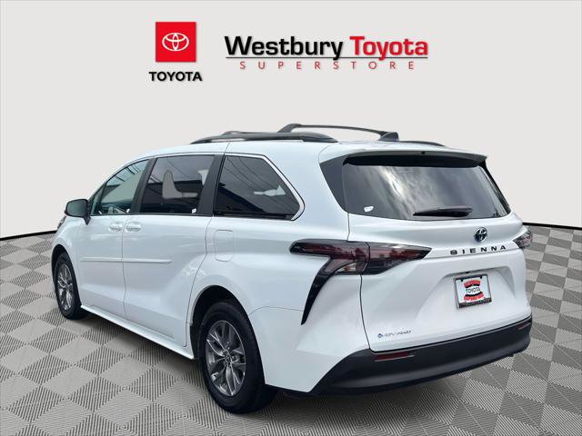 Certified 2025 Toyota Sienna LE image 10