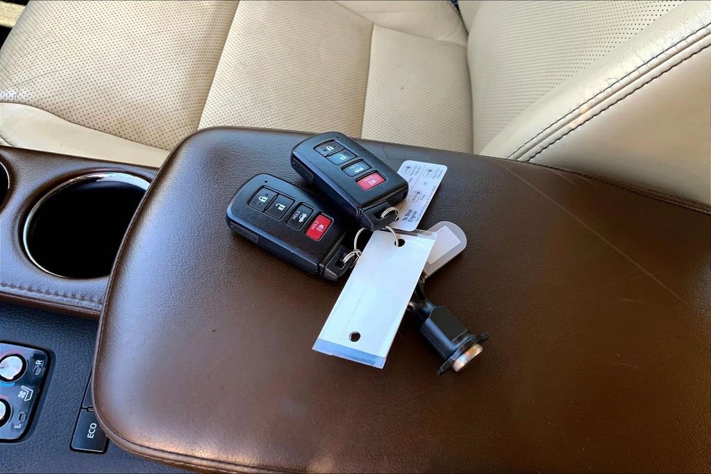 Used 2015 Toyota Avalon Limited w/ Technology Package image 34