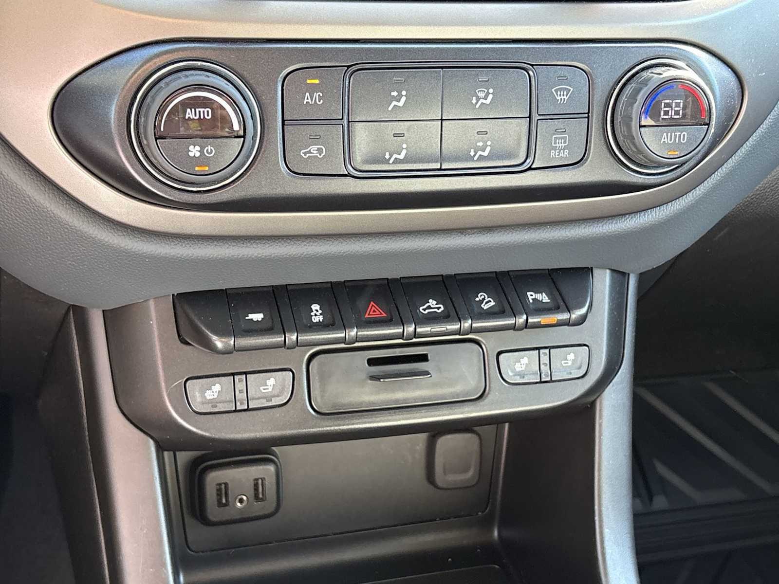 Used 2022 Chevrolet Colorado Z71 AWD/4WD image 16