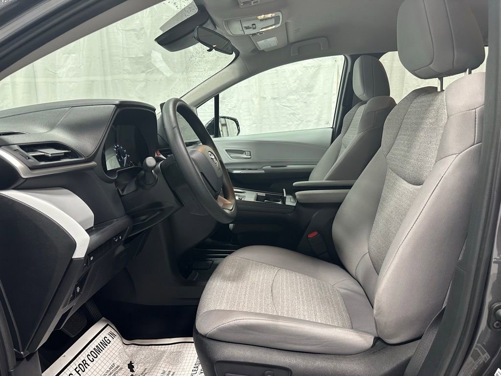Used 2025 Toyota Sienna LE image 38