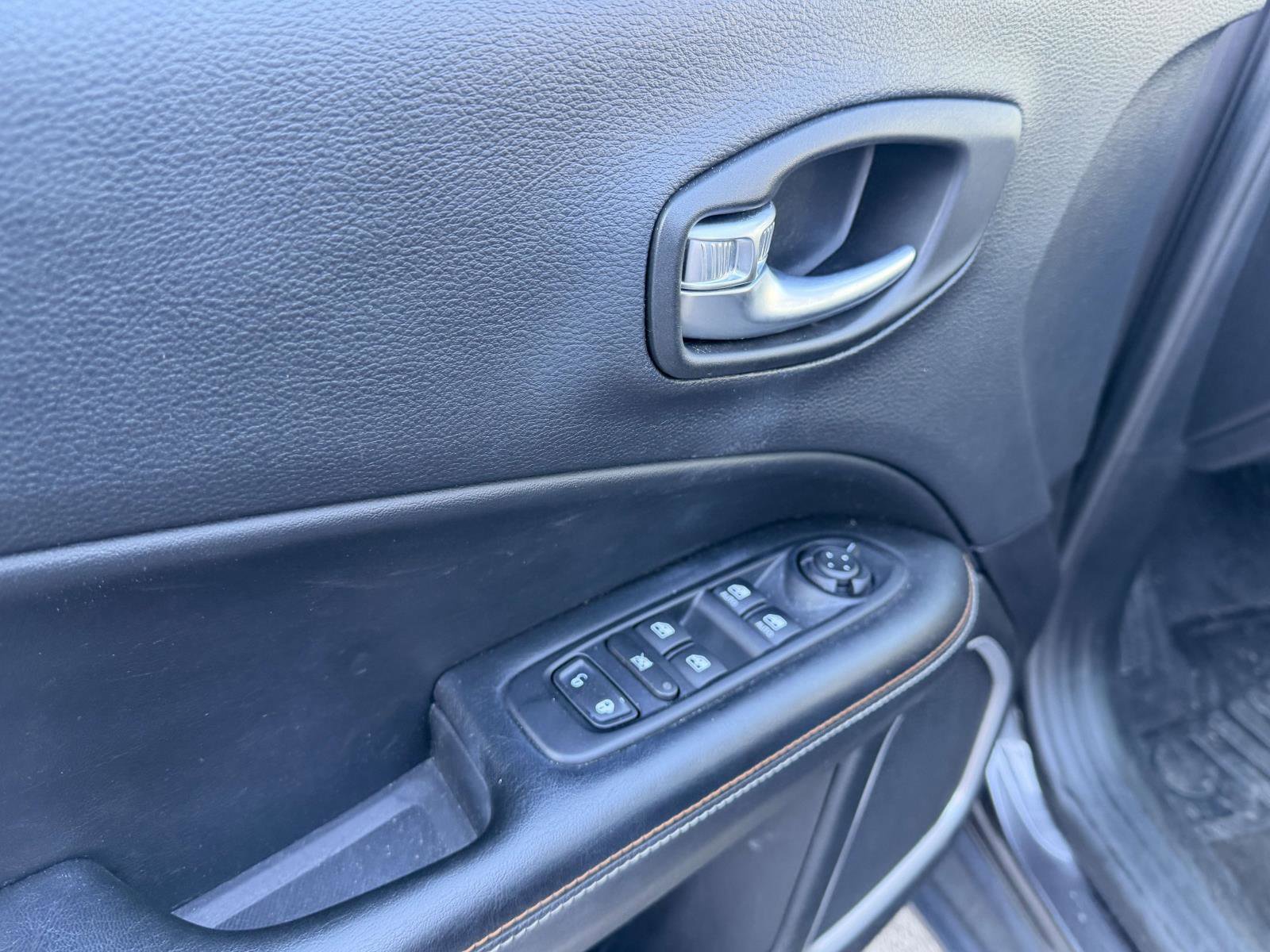 Used 2018 Jeep Compass Latitude w/ Popular Equipment Group image 17