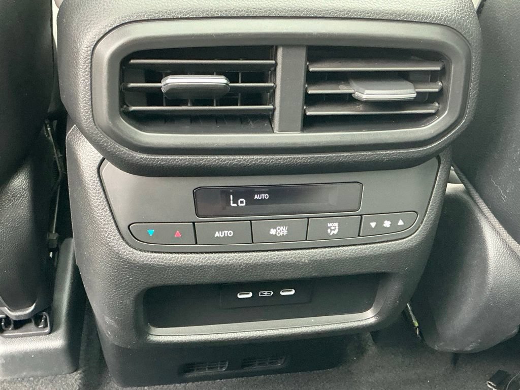 Used 2025 Honda Pilot Touring image 17