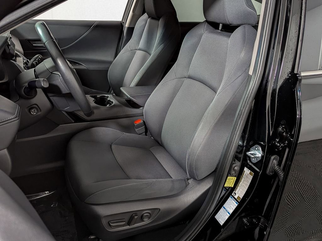 Used 2022 Toyota Venza LE image 16