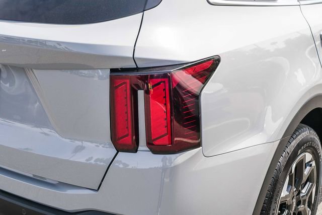 Certified 2025 Kia Sorento S w/ Panoramic Sunroof Package image 8