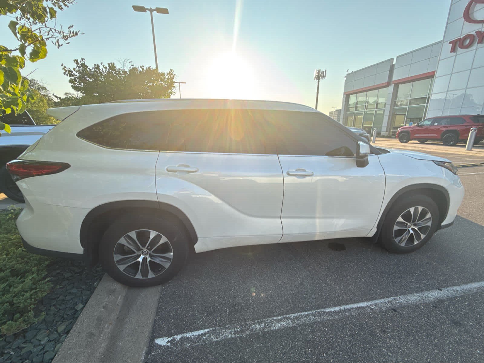 Certified 2021 Toyota Highlander XLE AWD/4WD image 3