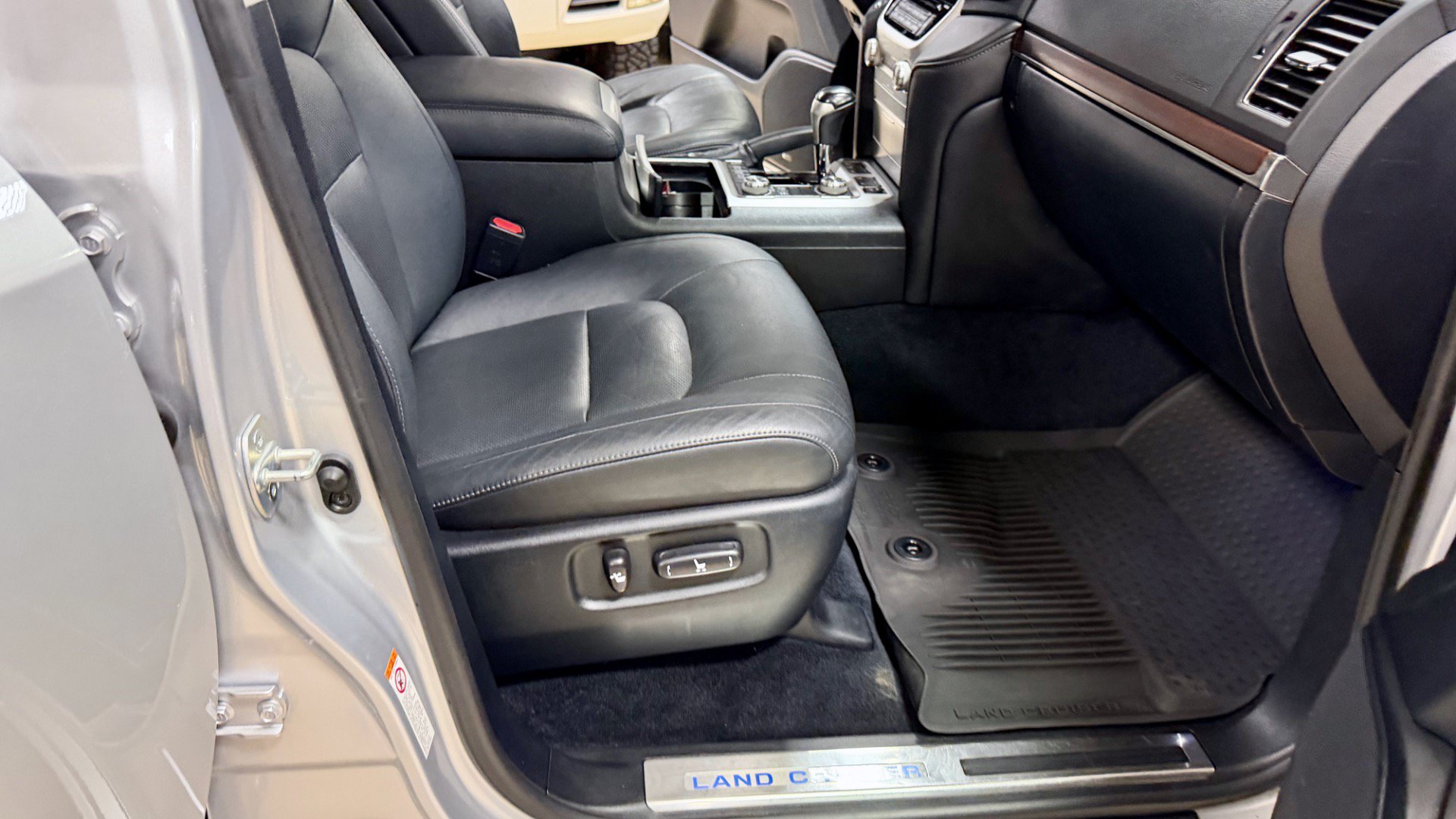 Used 2016 Toyota Land Cruiser AWD/4WD image 30