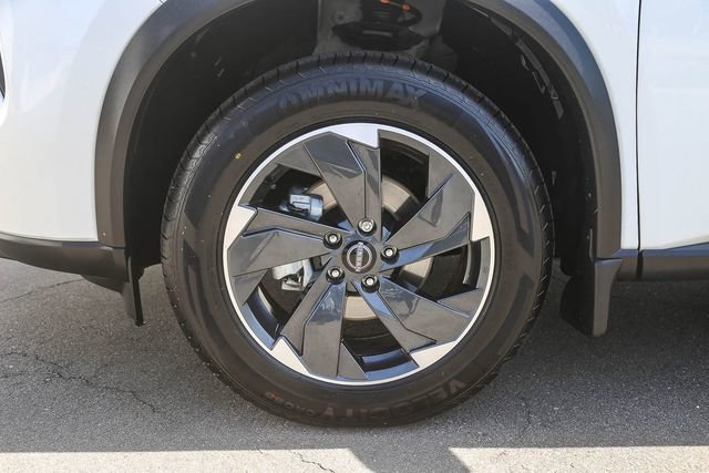 Used 2024 Nissan Rogue SV w/ SV Premium Package image 13