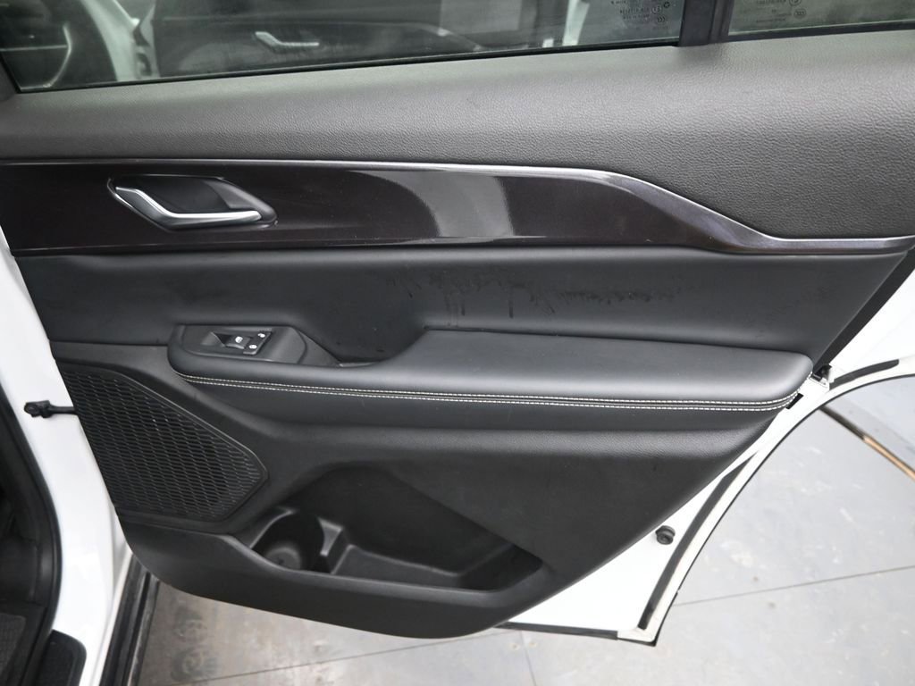 Used 2023 Jeep Grand Cherokee L Altitude image 18