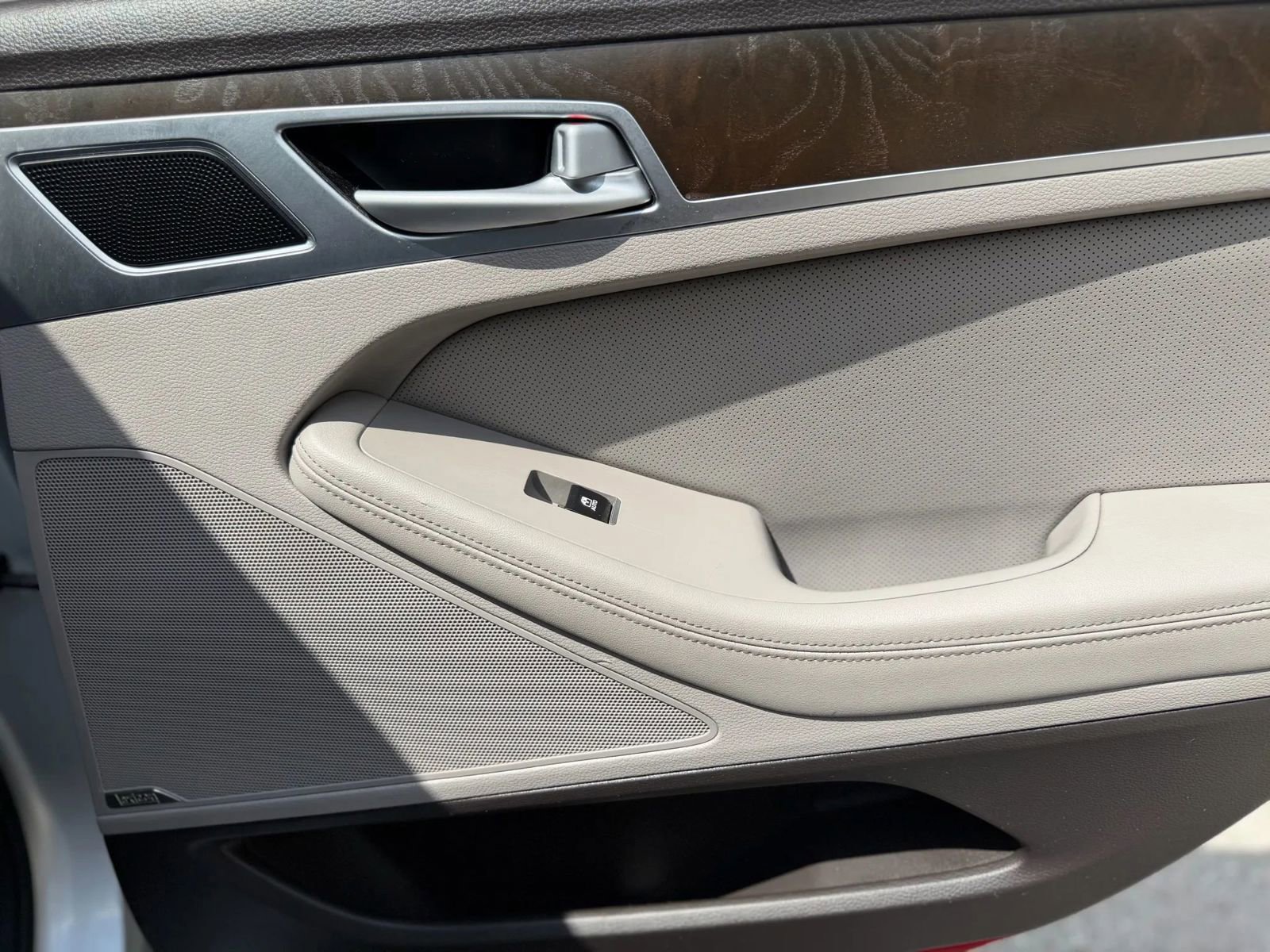 Used 2015 Hyundai Genesis 5.0 image 16