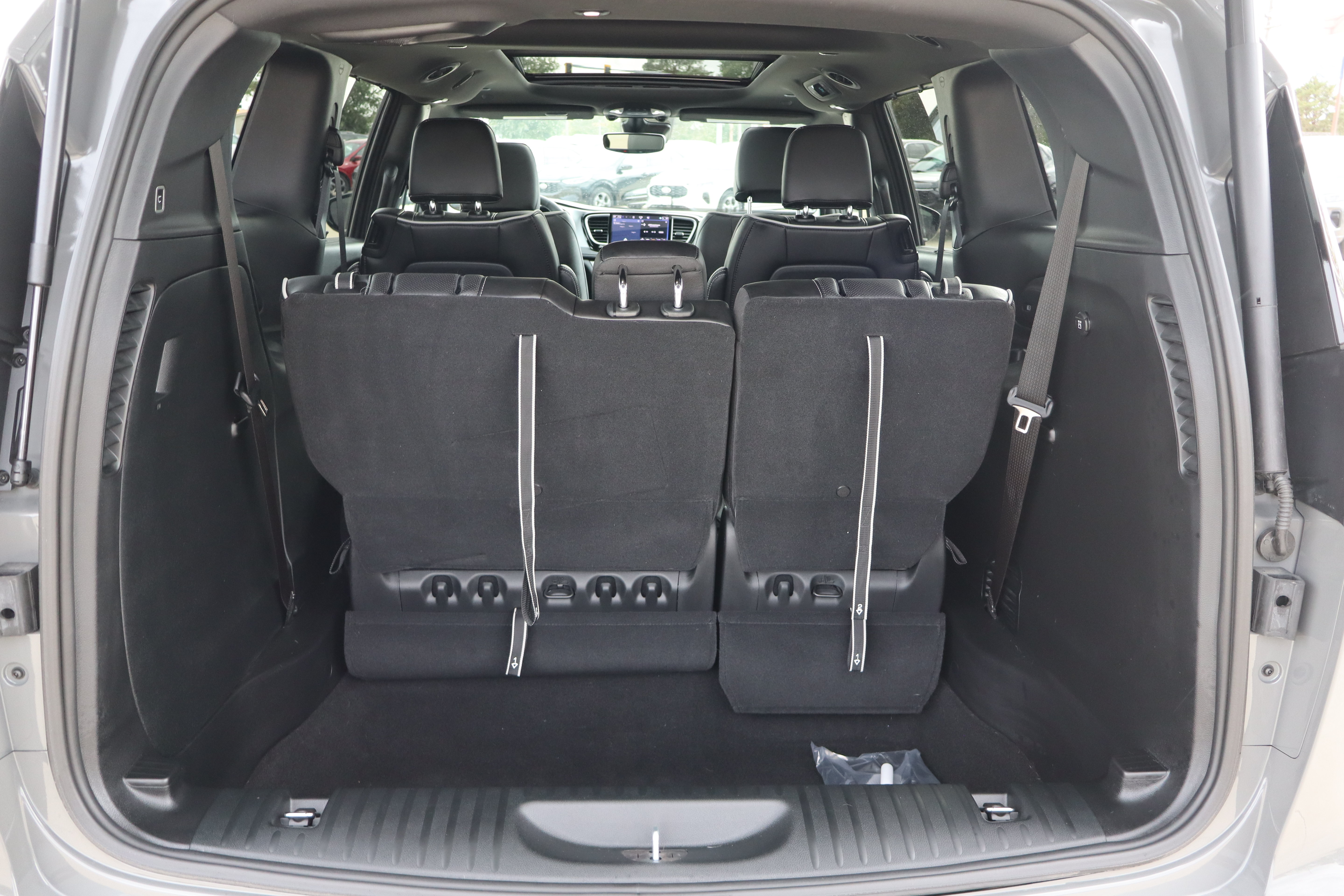 Used 2025 Chrysler Pacifica Limited FWD image 32