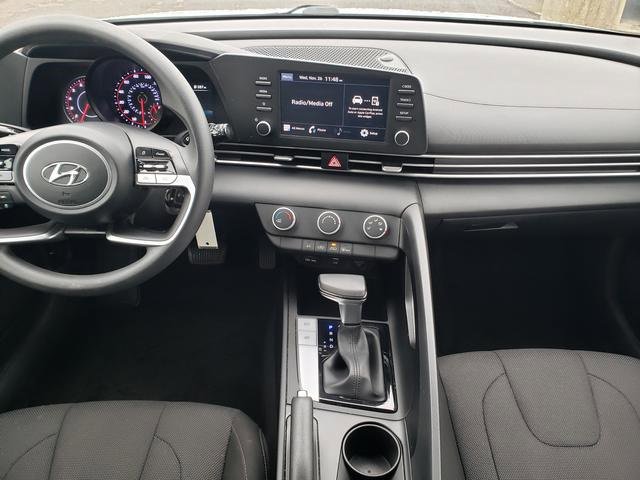 Used 2023 Hyundai Elantra SE w/ Winter Weather Package image 14