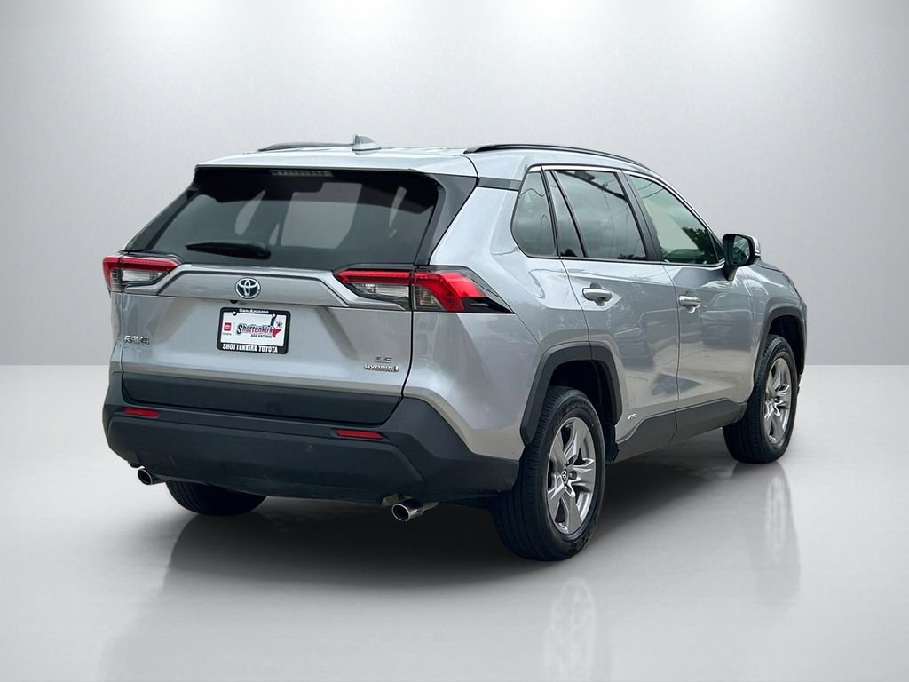 Certified 2022 Toyota RAV4 LE AWD/4WD image 5
