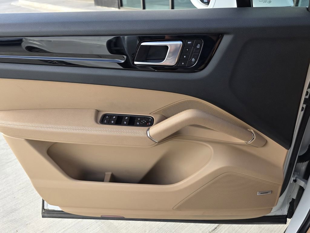 Used 2022 Porsche Cayenne image 25