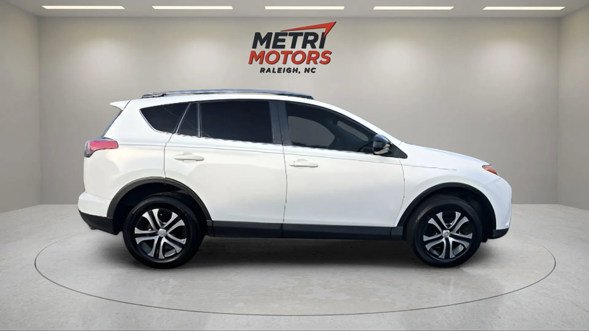 Used 2018 Toyota RAV4 LE image 2