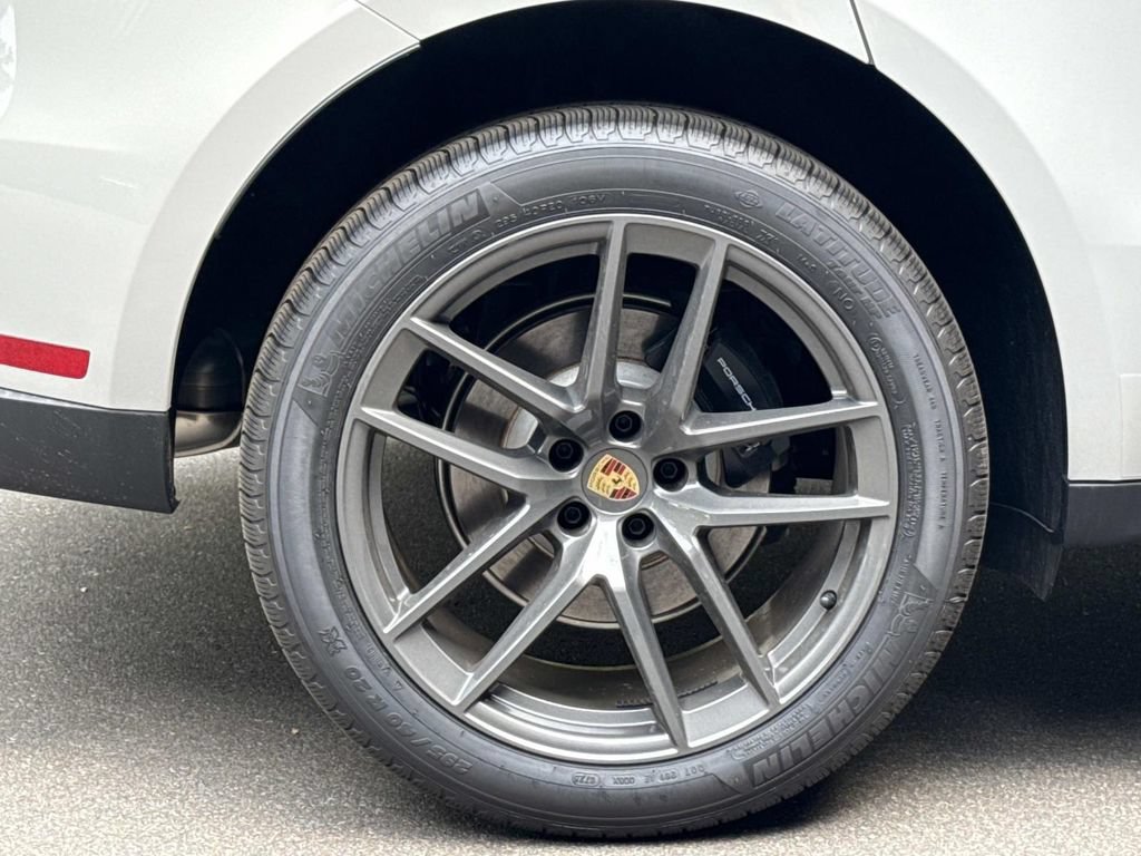Certified 2025 Porsche Macan Turbo AWD/4WD image 9