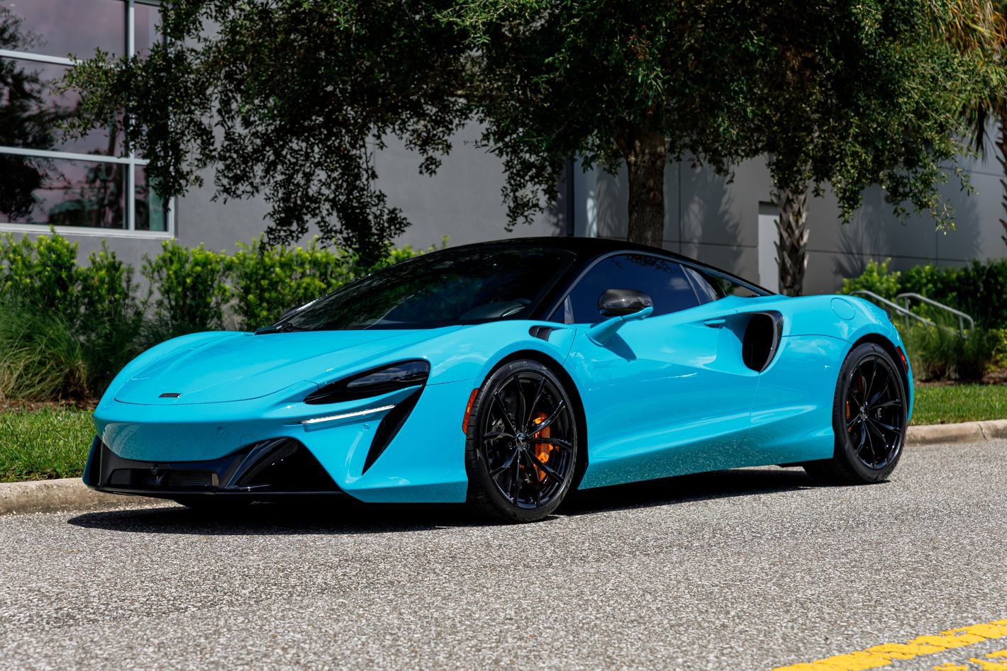 Used 2023 McLaren Artura RWD image 32