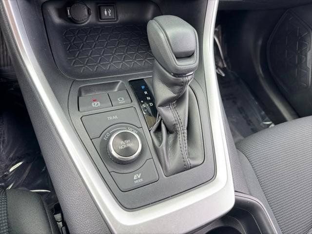 Certified 2019 Toyota RAV4 LE w/ Carpet Mat Package AWD/4WD image 85