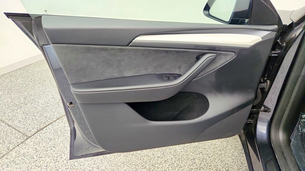 Used 2024 Tesla Model Y Long Range image 11