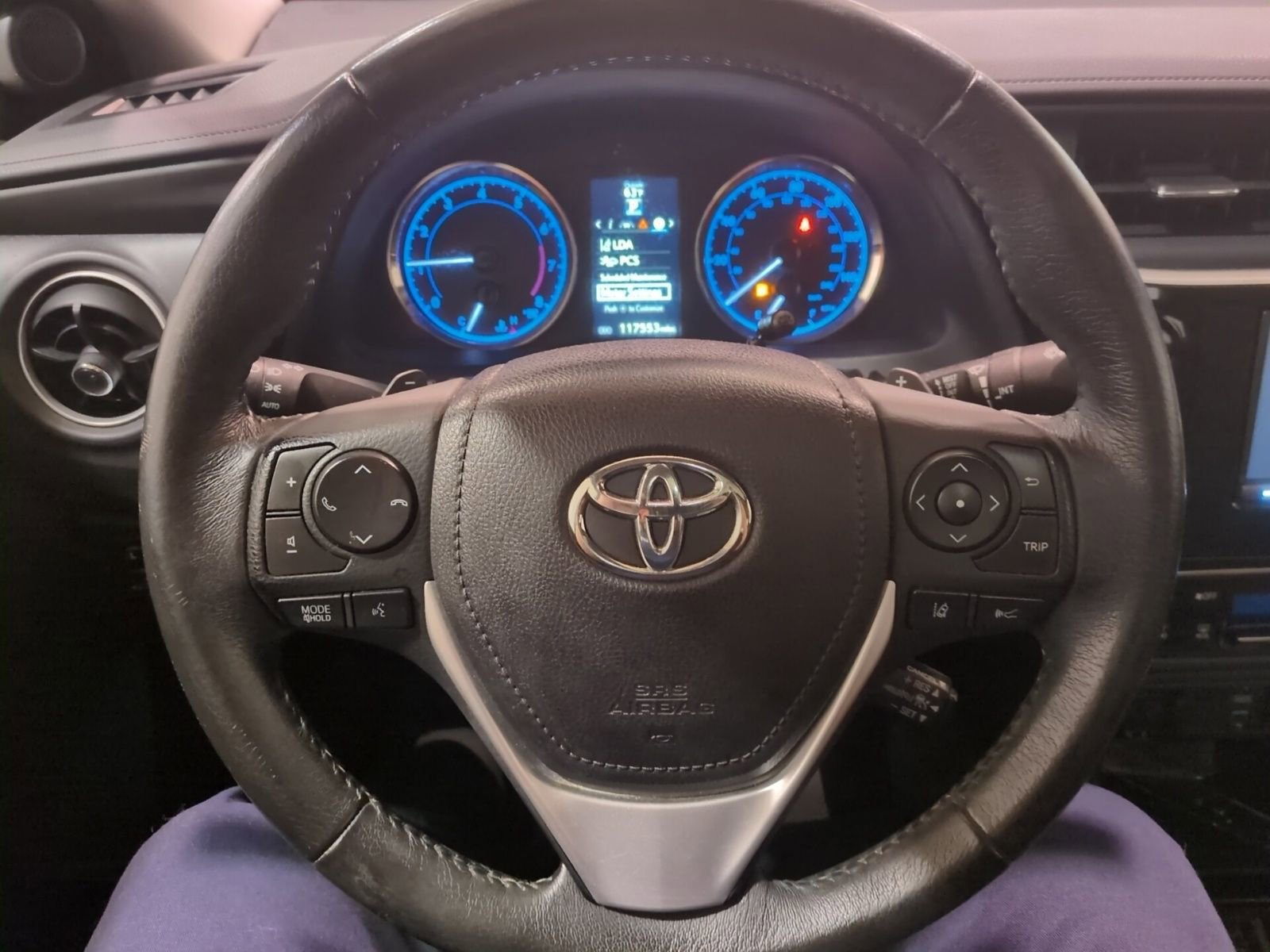 Used 2017 Toyota Corolla SE w/ SE Premium Package image 18