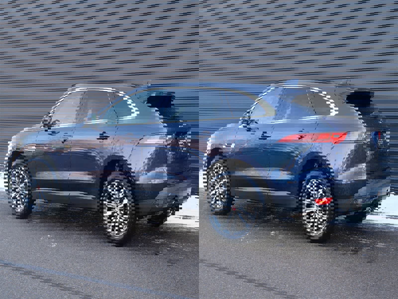 Used 2018 Jaguar F-PACE Prestige image 3