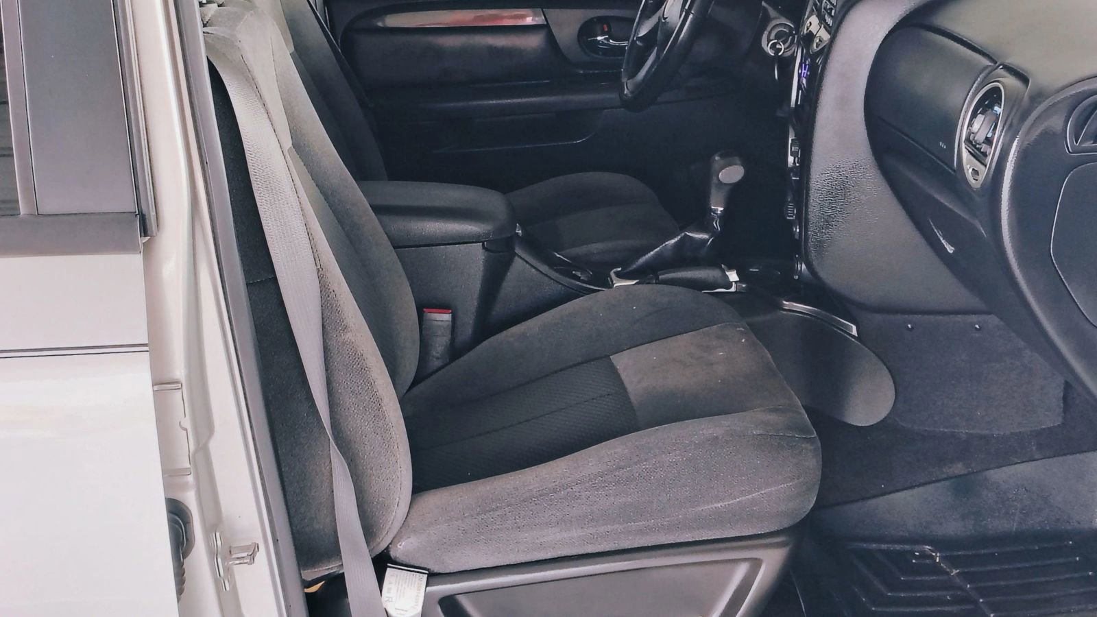 Used 2008 GMC Envoy SLE image 16