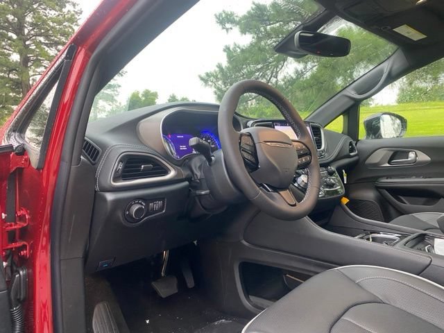 New 2027 Chrysler Pacifica Limited w/ S Appearance Package FWD image 17
