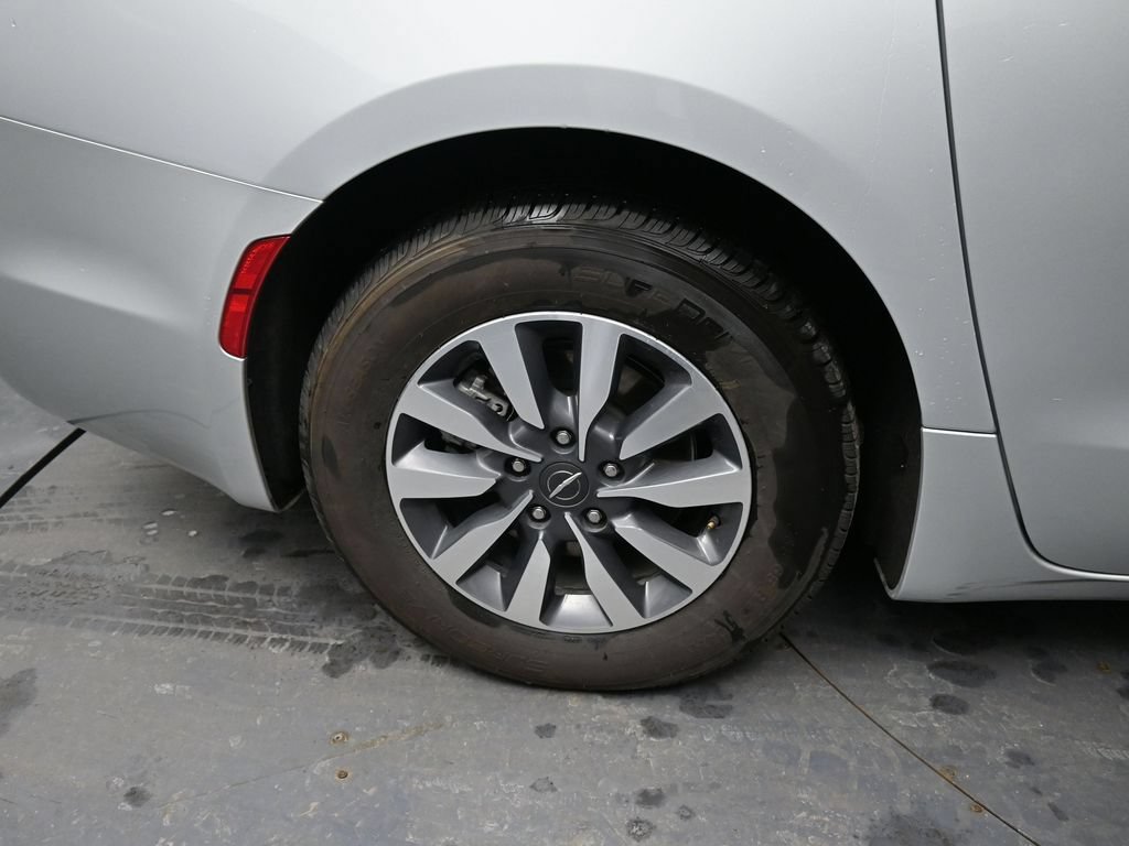 Used 2024 Chrysler Pacifica Limited FWD image 16