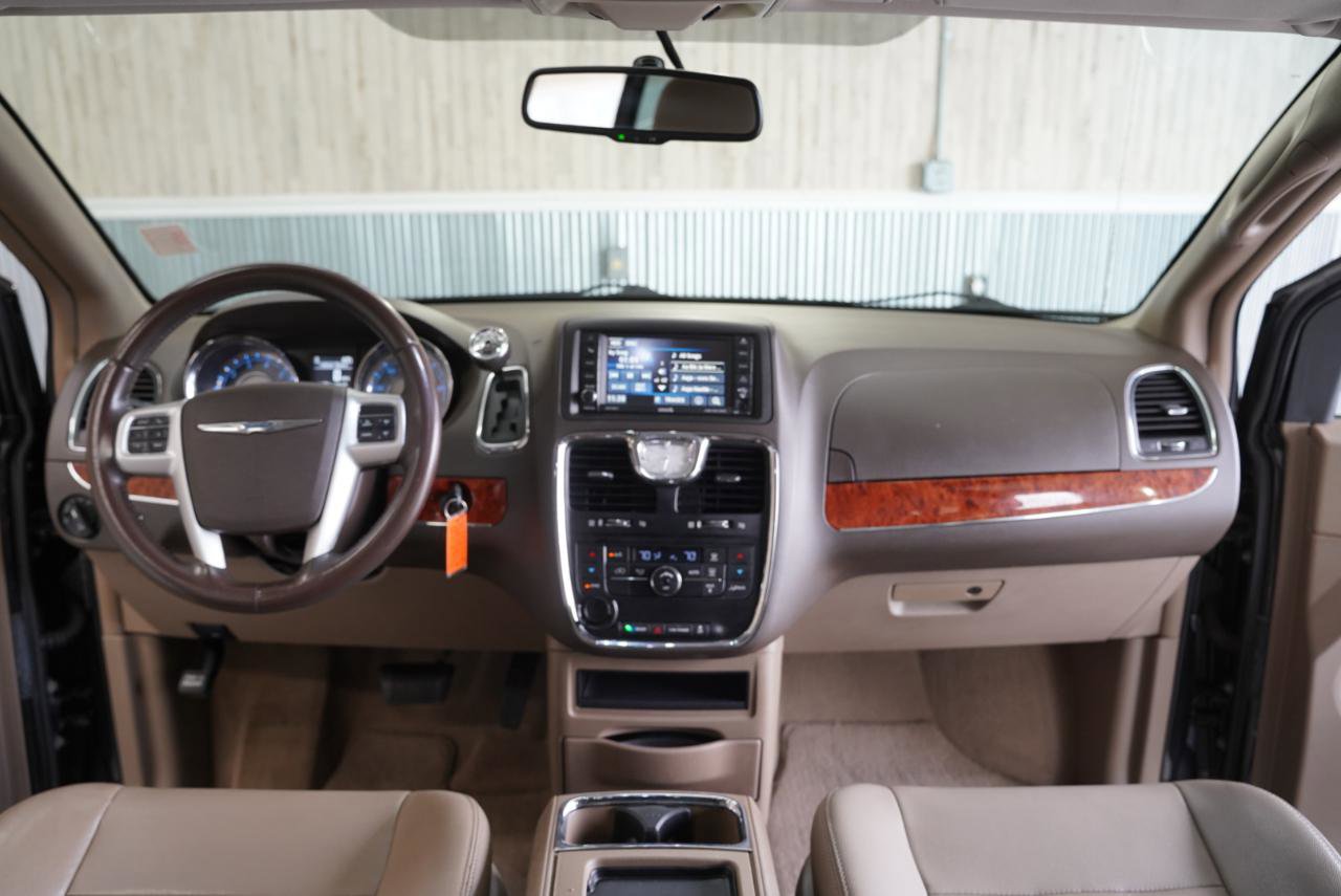 Used 2016 Chrysler Town & Country Touring FWD image 16