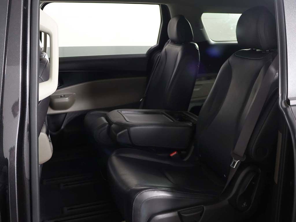 Used 2025 Kia Carnival FWD image 27